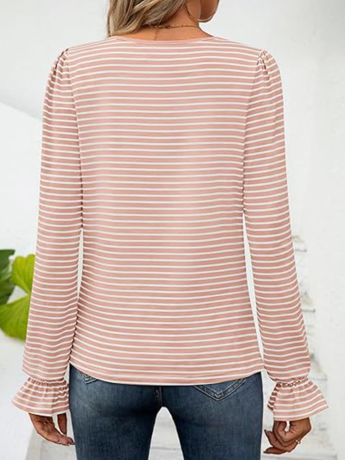 Blusa de rayas con escote cuadrado y mangas con volantes