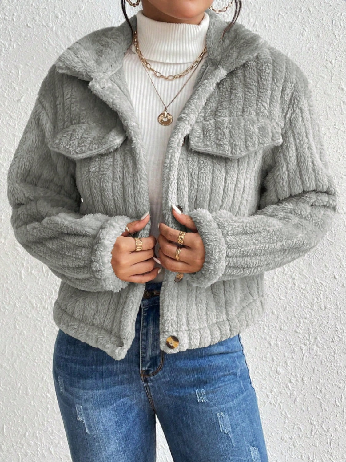 Chaqueta abotonada con cuello peludo