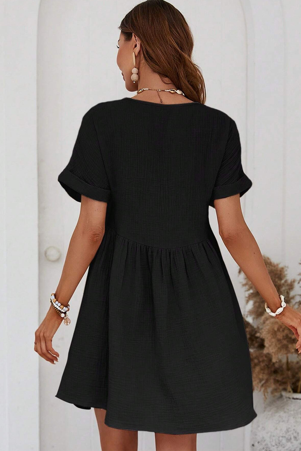 Vestido corto de encaje con escote en V y mangas cortas, color negro