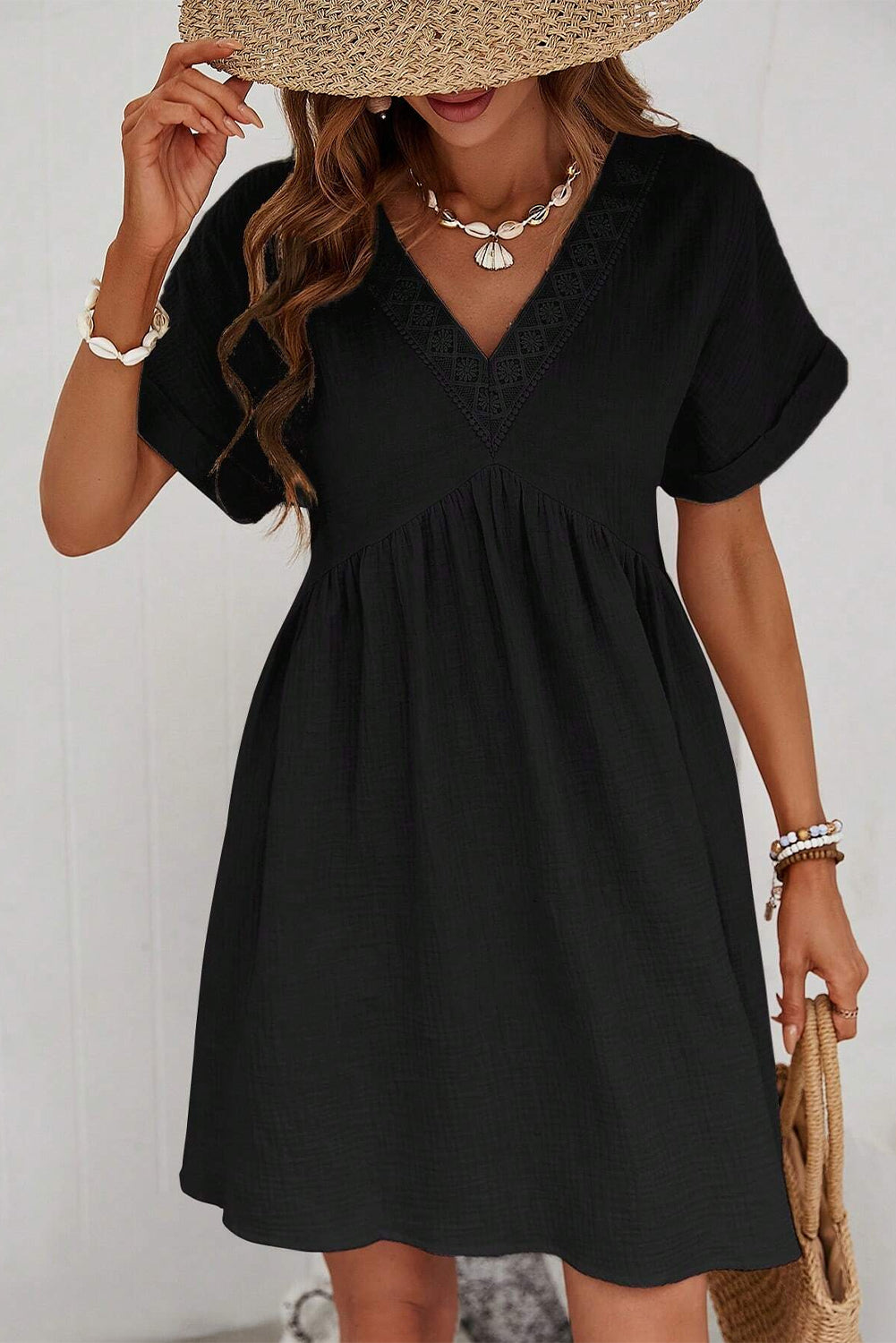 Vestido corto de encaje con escote en V y mangas cortas, color negro