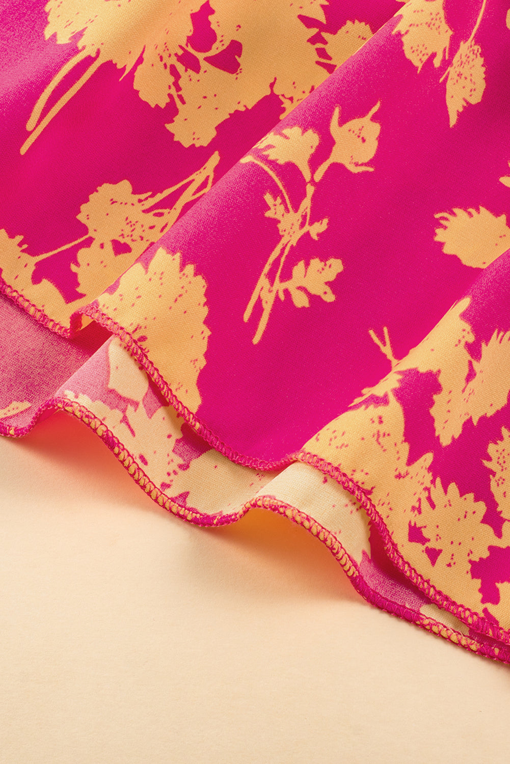 Vestido corto con volantes, escote cruzado y manga corta con estampado floral en rosa