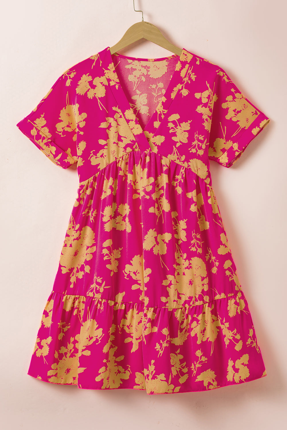 Vestido corto con volantes, escote cruzado y manga corta con estampado floral en rosa