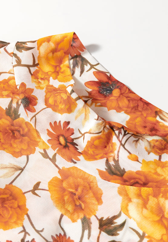 Blusa estampada con cuello alto y mangas acampanadas