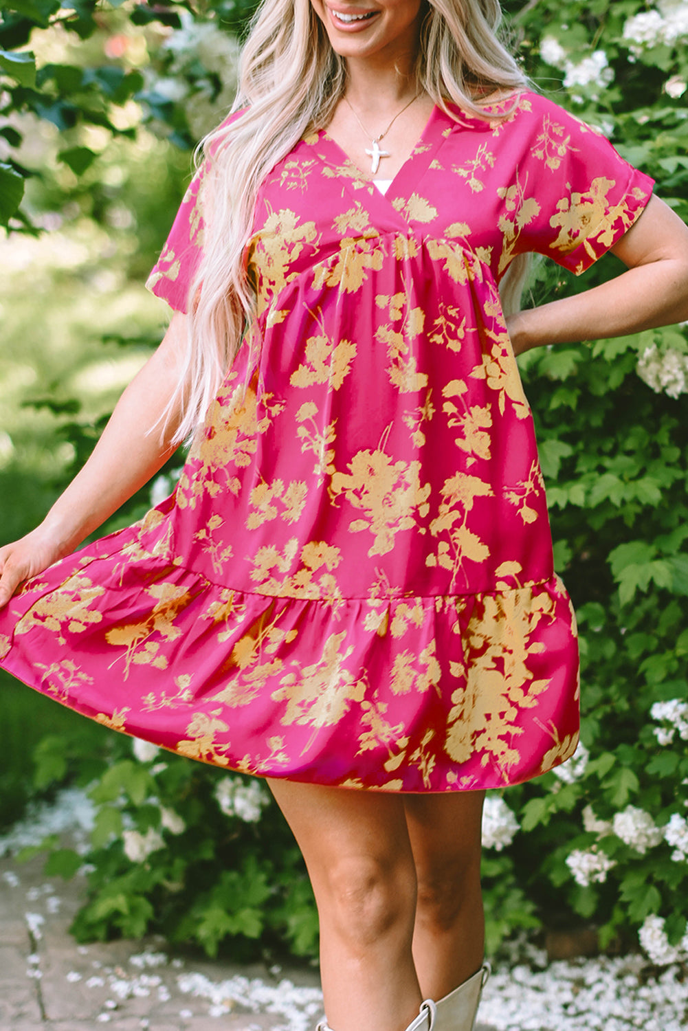 Vestido corto con volantes, escote cruzado y manga corta con estampado floral en rosa