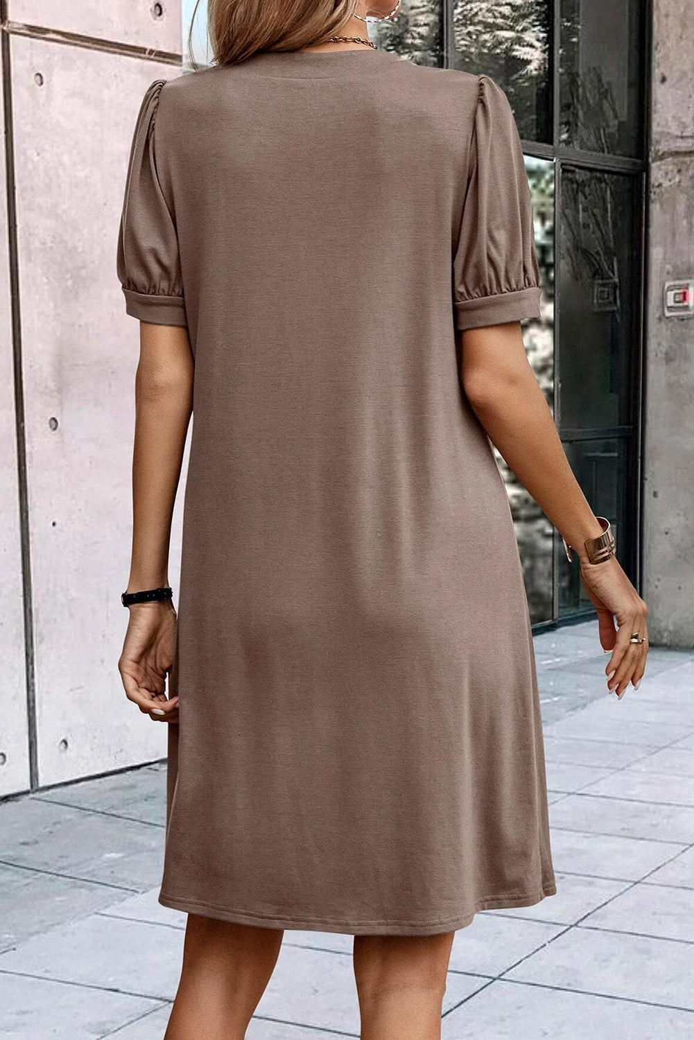 Vestido camisero plisado con mangas abullonadas y cuello con muescas en color negro