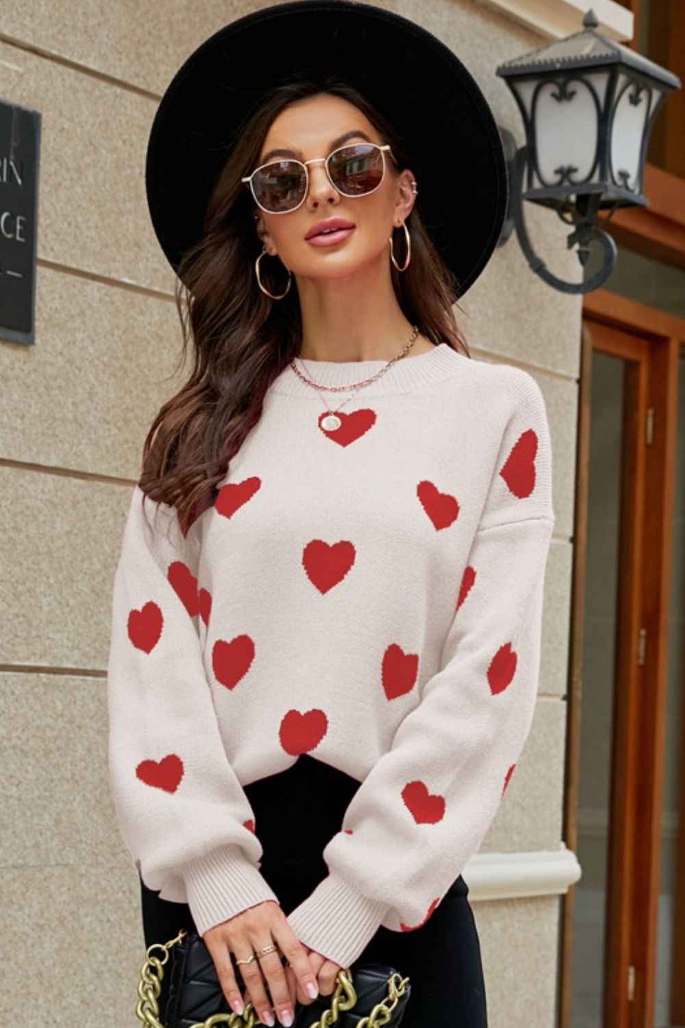 Suéter tipo túnica con cuello redondo y mangas abullonadas con estampado de corazón tejido a la derecha