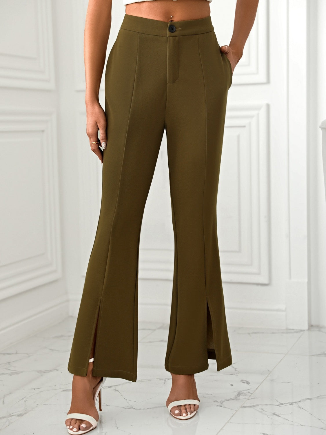 Pantalones acampanados con abertura y bolsillos