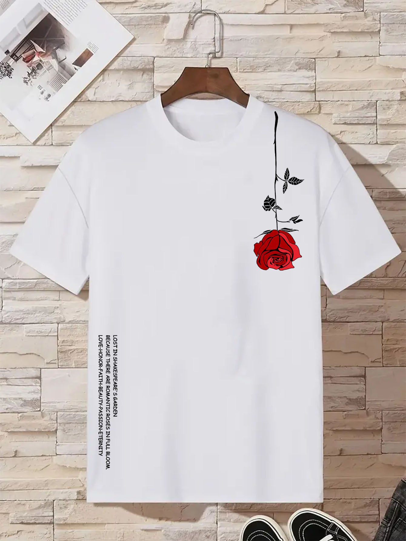 Camiseta retro con cuello redondo, mangas cortas y estampado de rosas invertidas