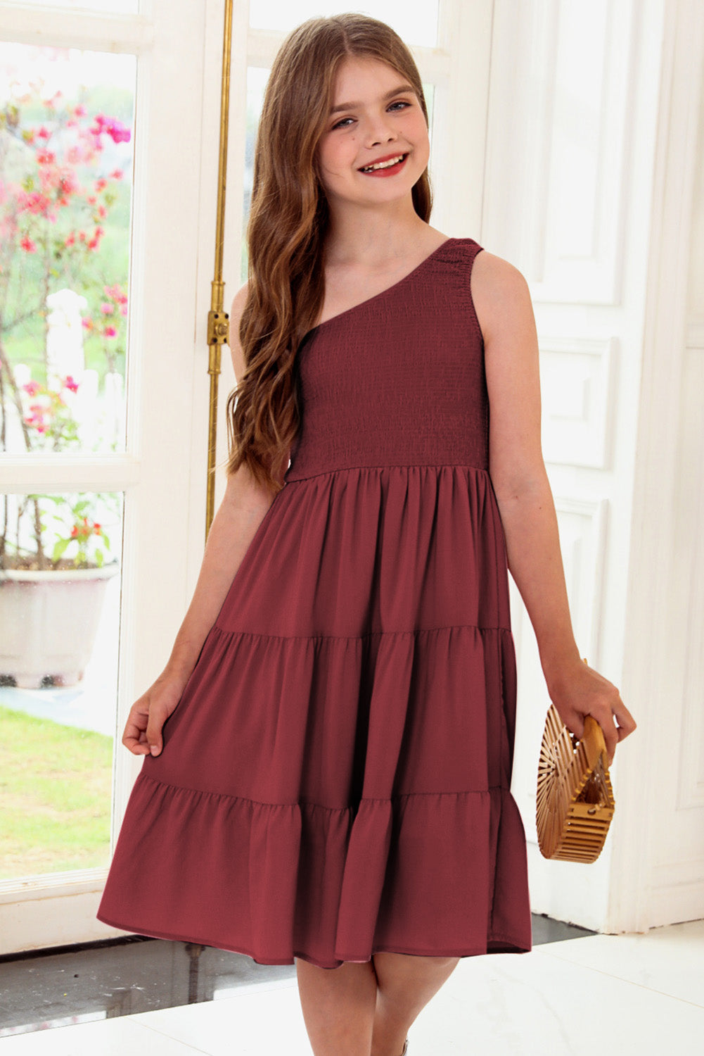 Vestido sin mangas con un solo hombro y capas