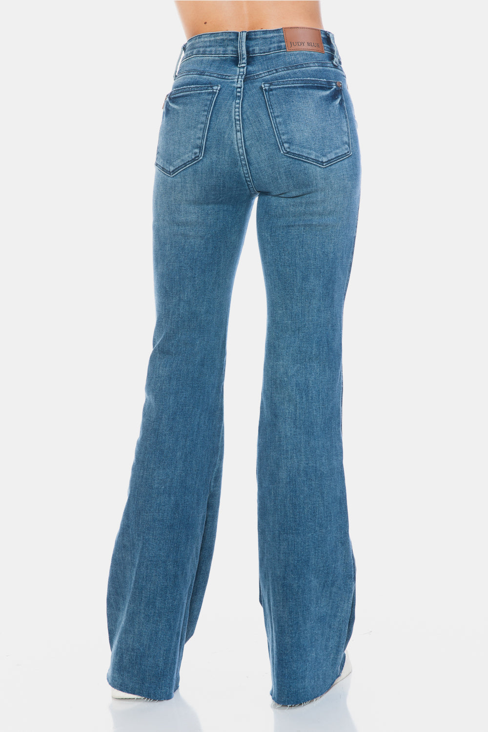 Vaqueros acampanados con corte en el dobladillo y control de abdomen de talla grande de Judy Blue