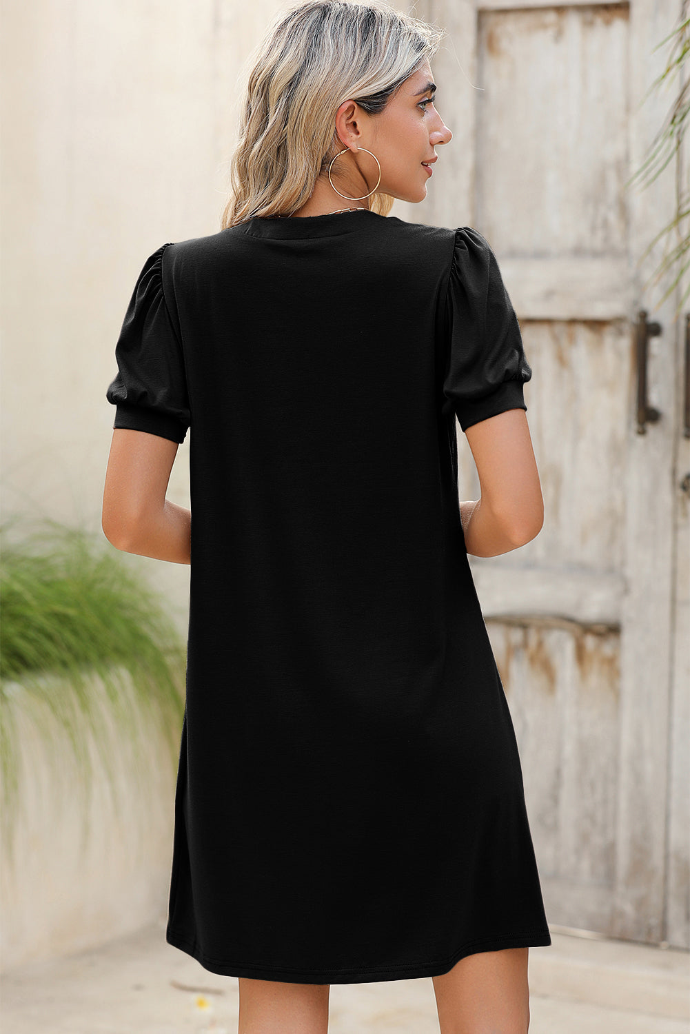 Vestido camisero plisado con mangas abullonadas y cuello con muescas en color negro