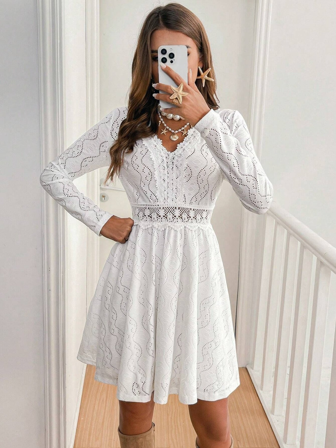 Vestido mini de manga larga con escote en V y detalle de encaje