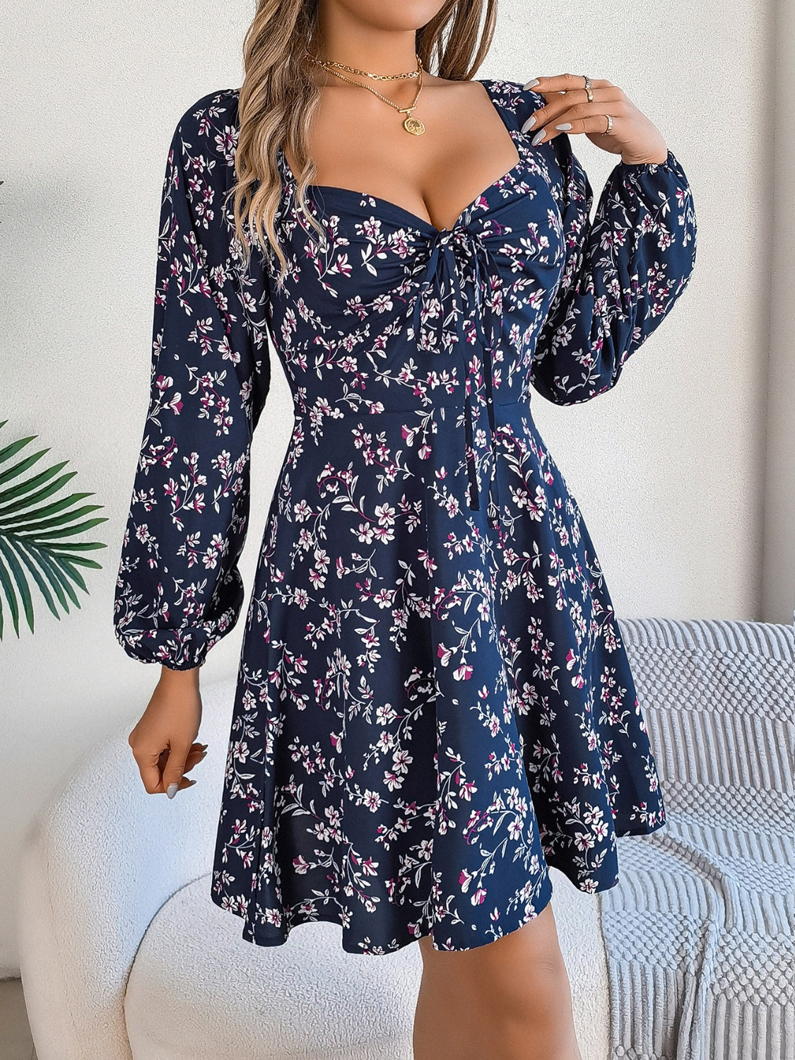 Vestido mini con mangas abullonadas y cuello en forma de corazón estampado