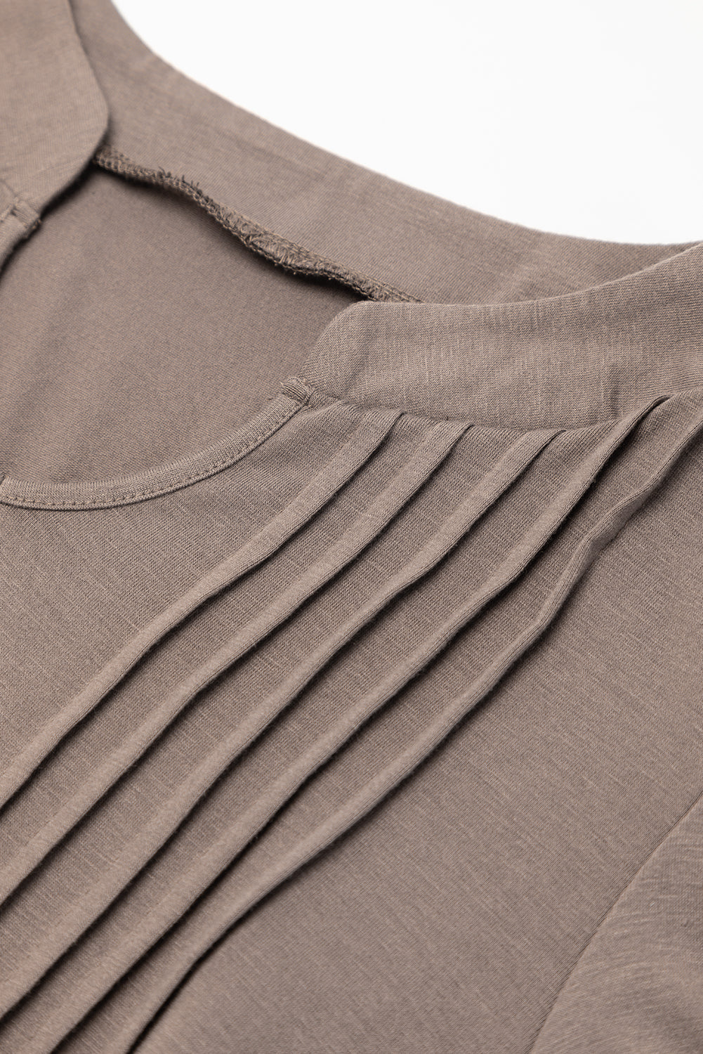 Vestido camisero plisado con mangas abullonadas y cuello con muescas en color negro