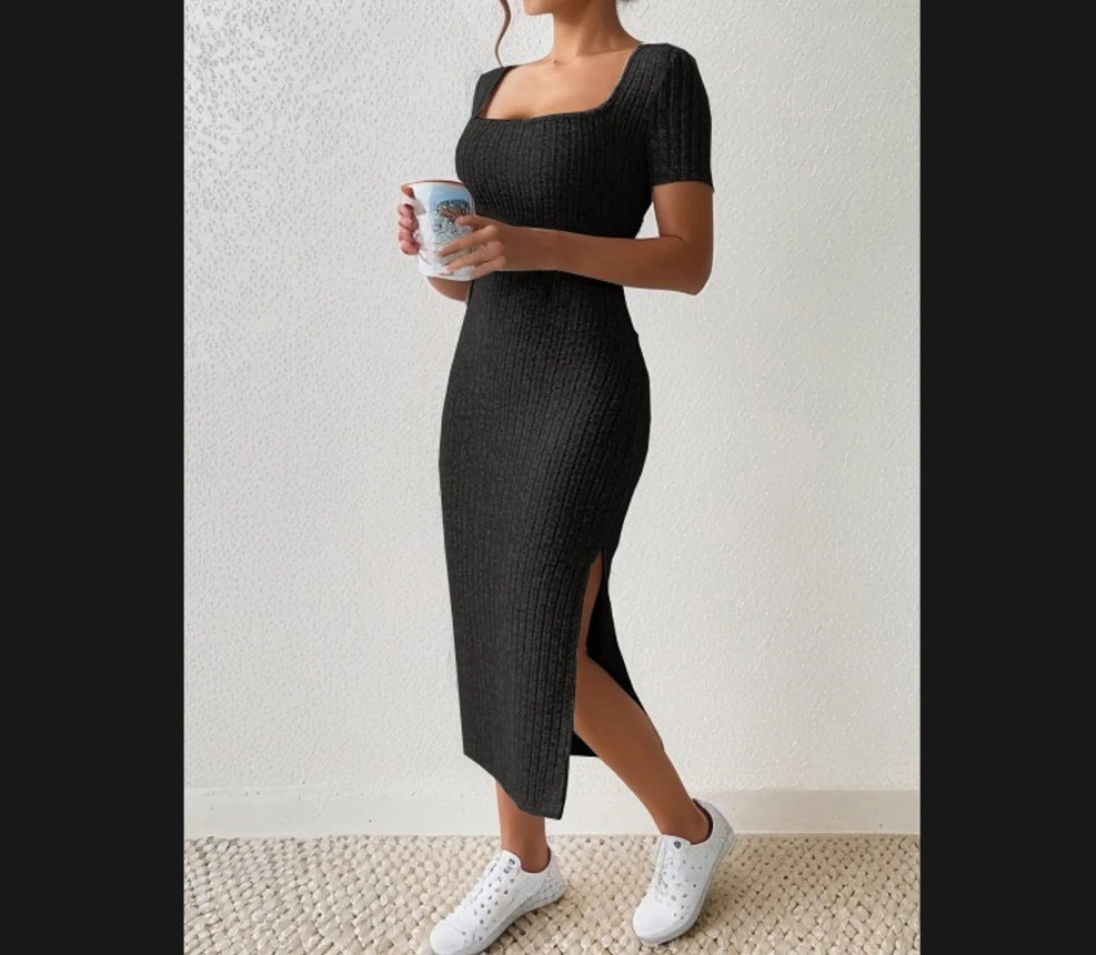 Vestido de punto acanalado con aberturas laterales y cuello cuadrado