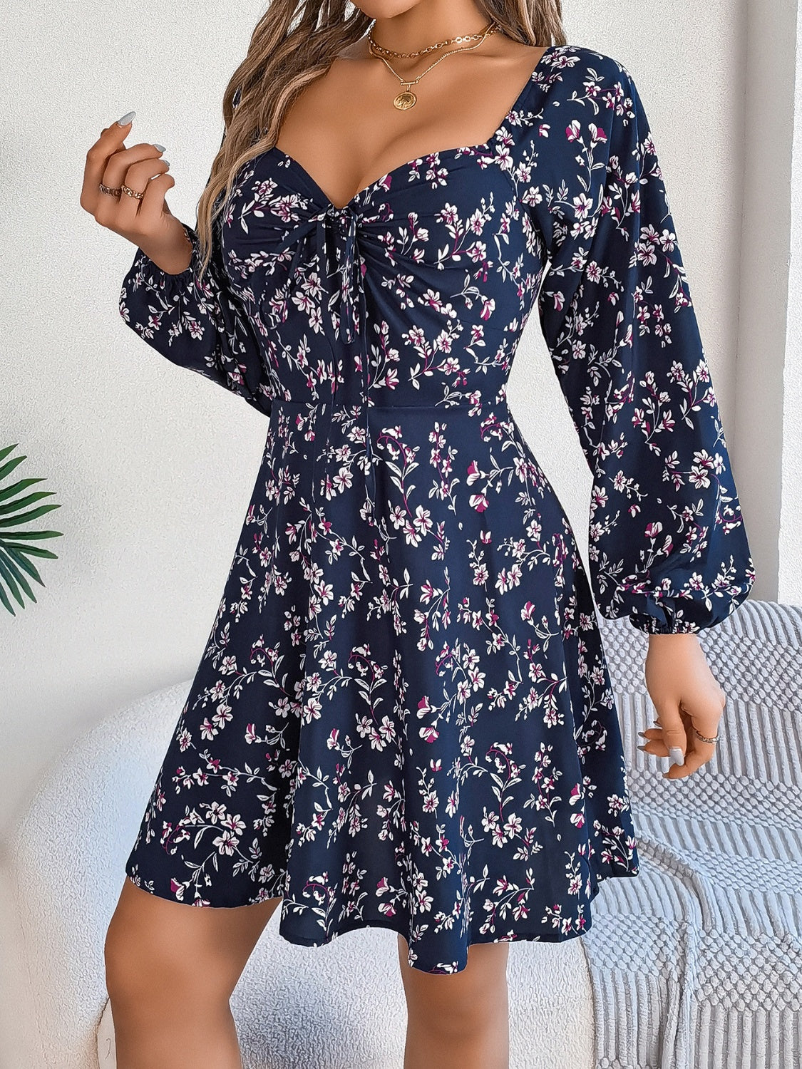 Vestido mini con mangas abullonadas y cuello en forma de corazón estampado