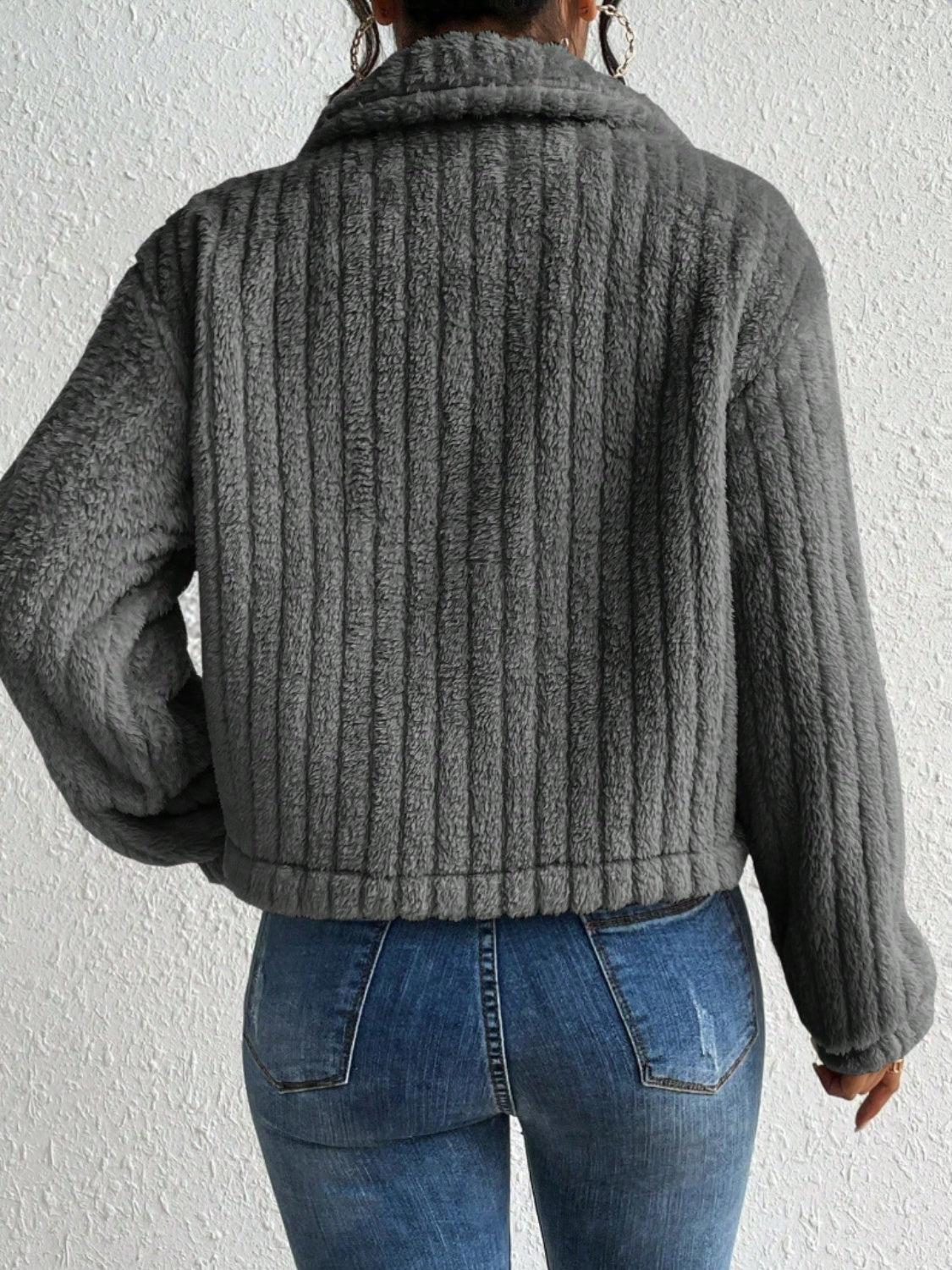 Chaqueta abotonada con cuello peludo