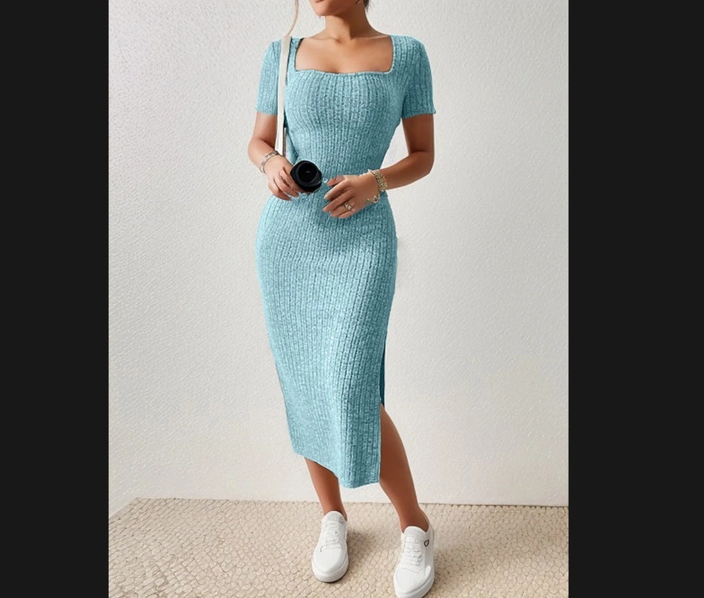 Vestido de punto acanalado con aberturas laterales y cuello cuadrado