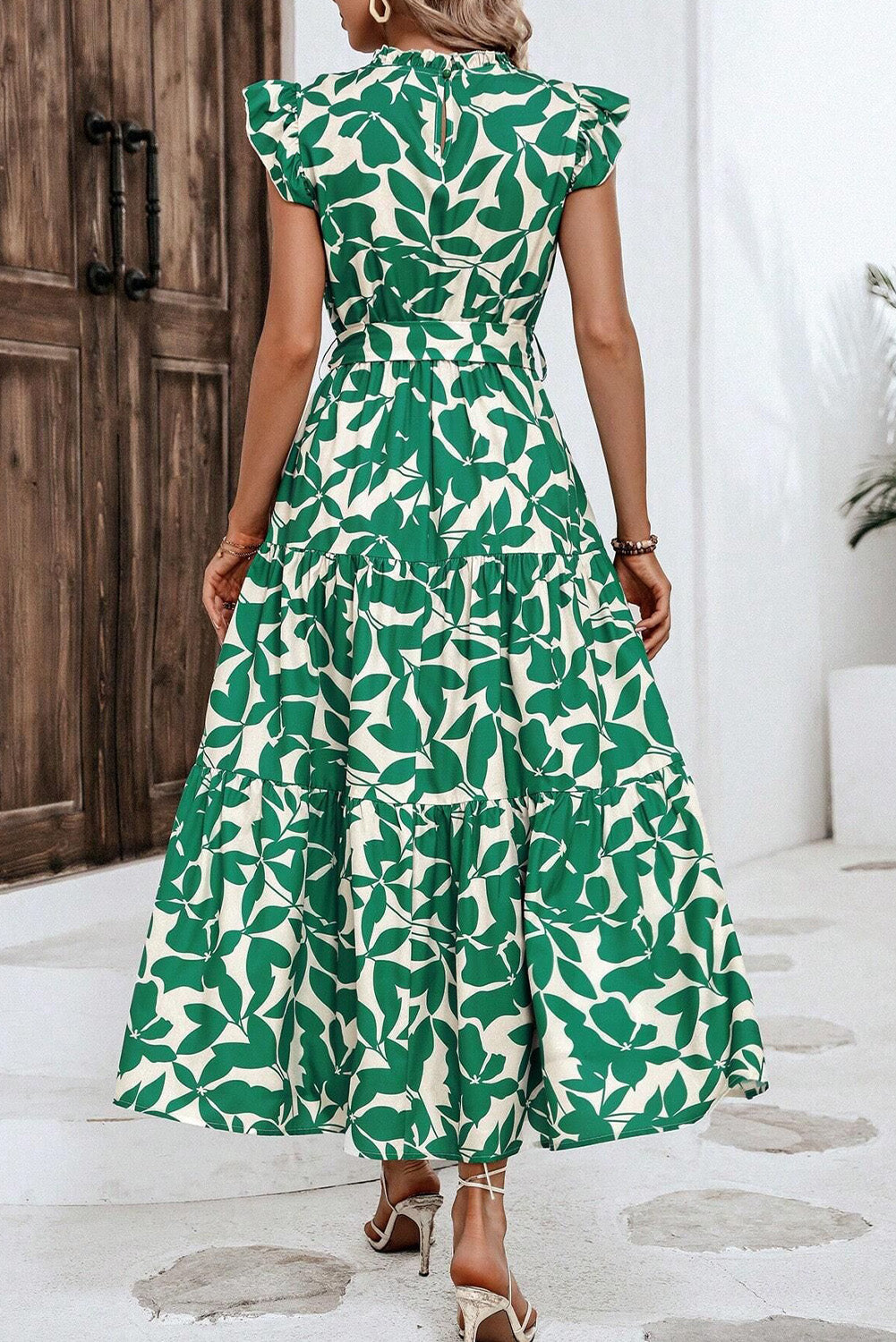 Vestido sin mangas con cintura alta, cuello alto, volantes y estampado de hojas verdes