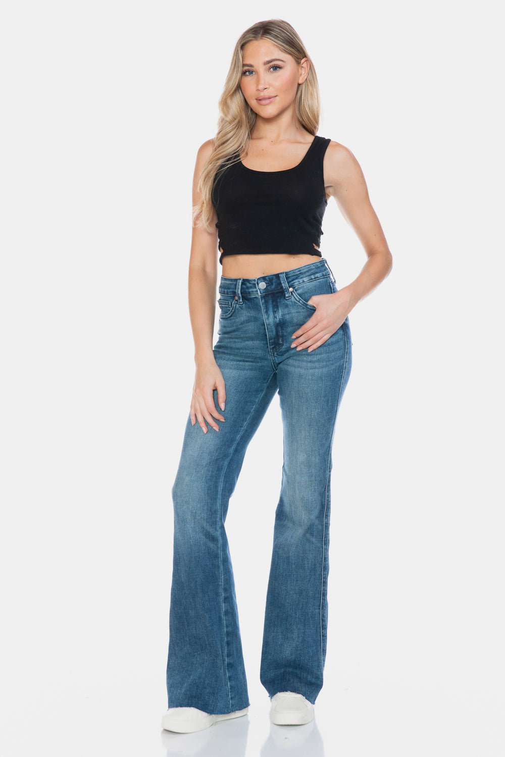 Vaqueros acampanados con corte en el dobladillo y control de abdomen de talla grande de Judy Blue