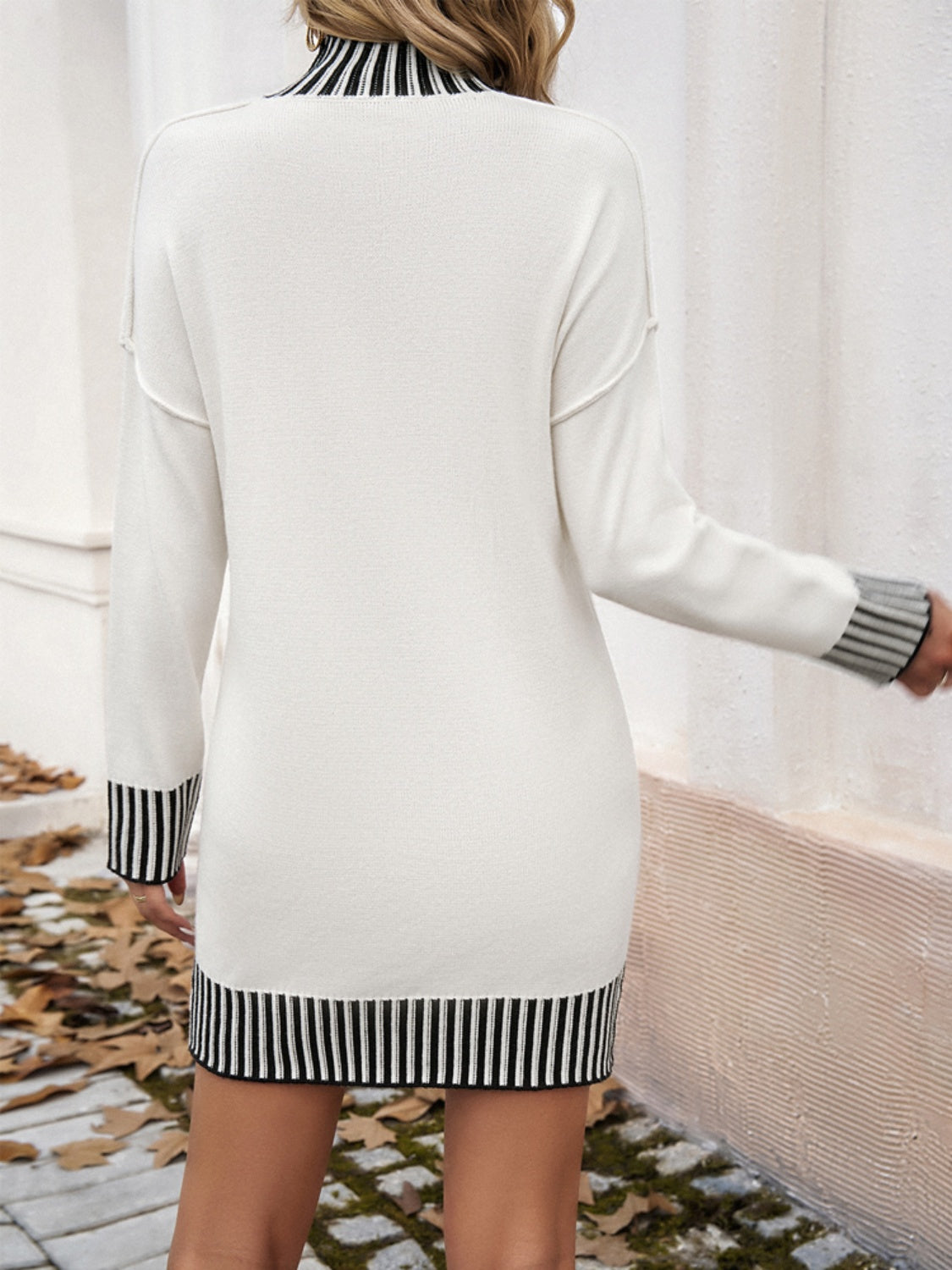 Vestido tipo suéter de manga larga con cuello alto y rayas