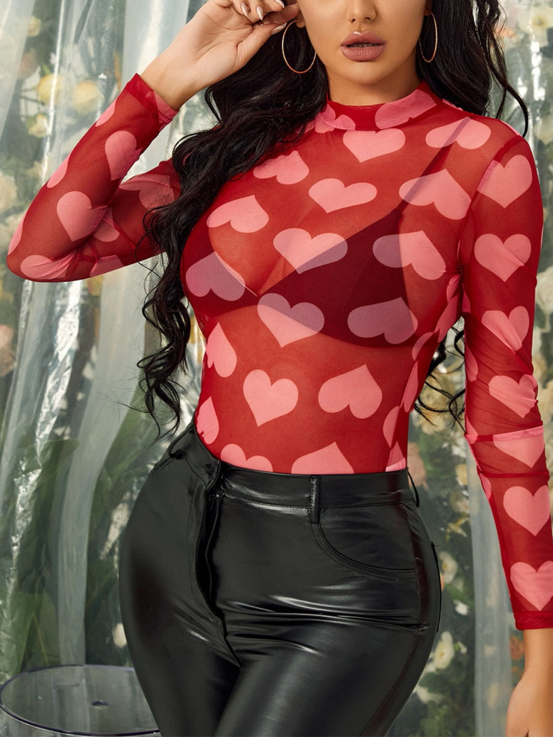 Blusa transparente de manga larga con cuello alto y corazón