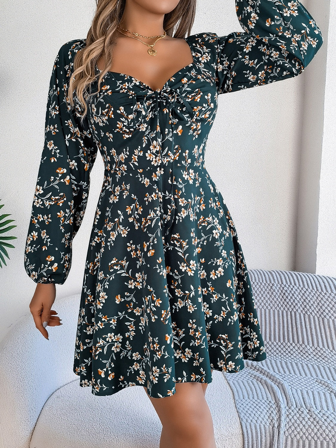 Vestido mini con mangas abullonadas y cuello en forma de corazón estampado