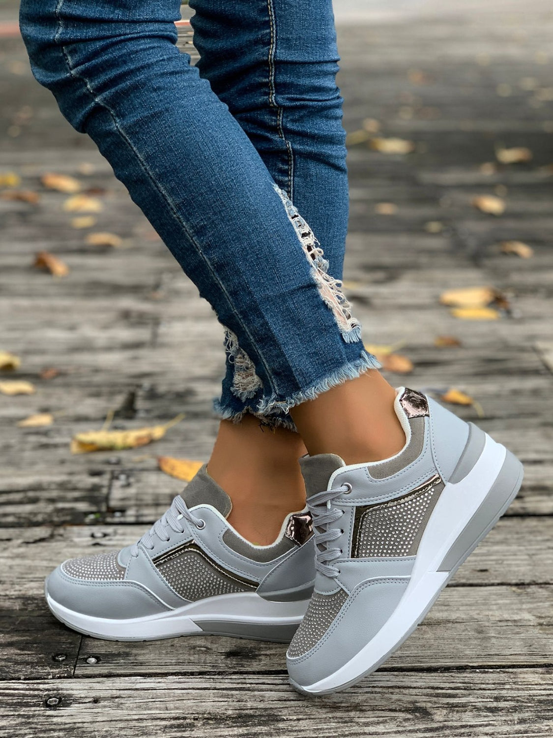 Zapatillas de cuña con cordones y diamantes de imitación
