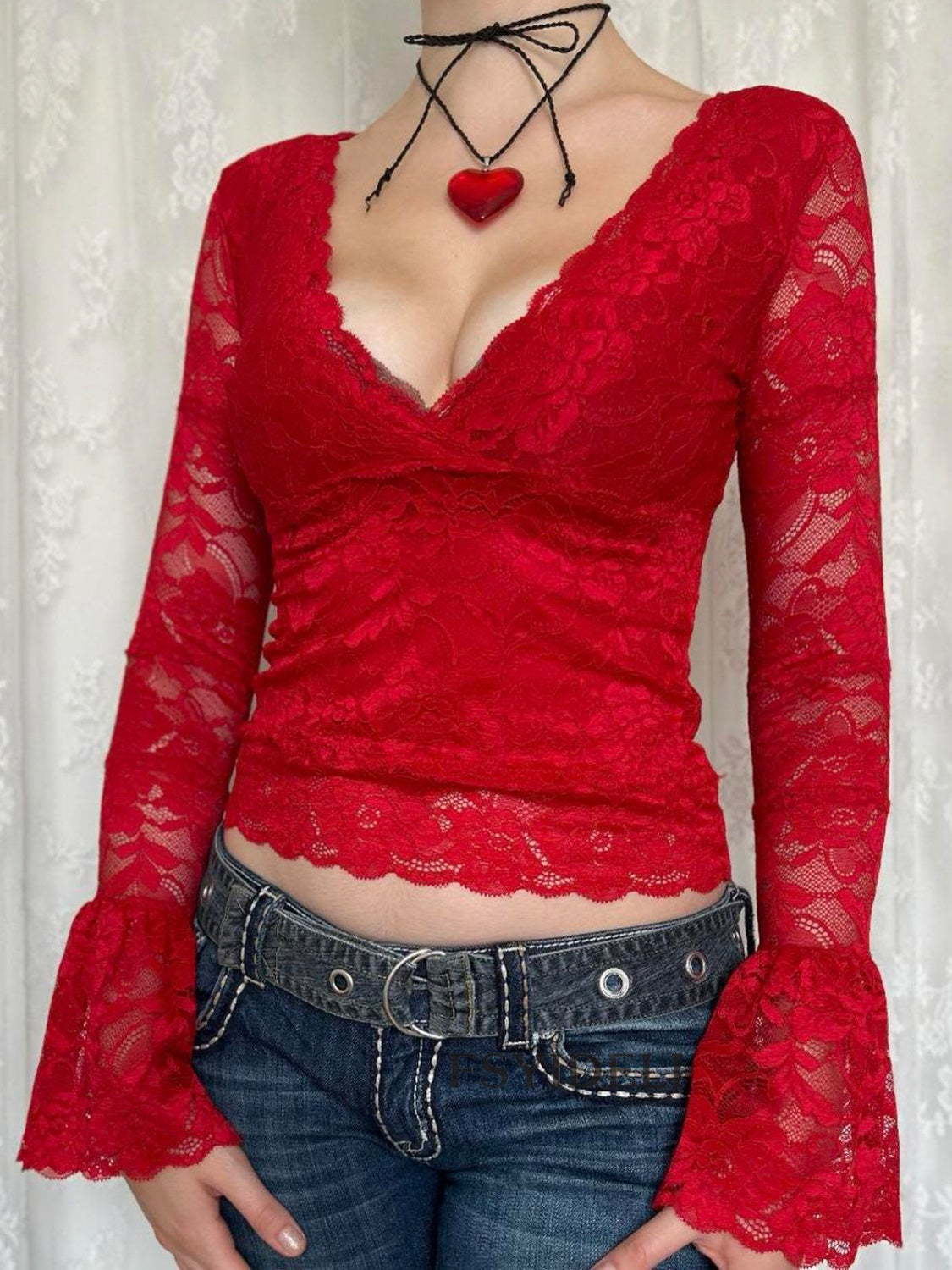 Blusa cruzada de encaje de manga larga