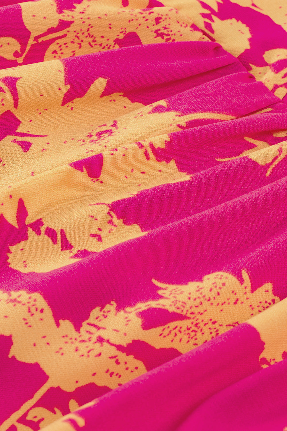 Vestido corto con volantes, escote cruzado y manga corta con estampado floral en rosa