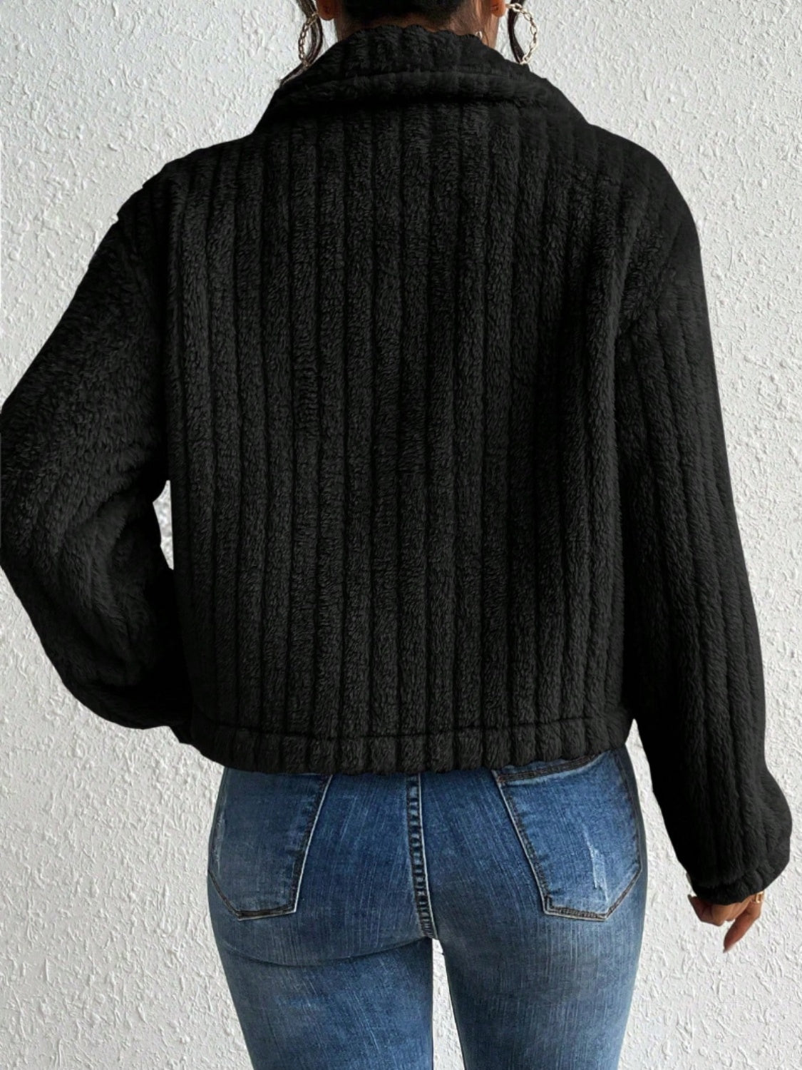 Chaqueta abotonada con cuello peludo