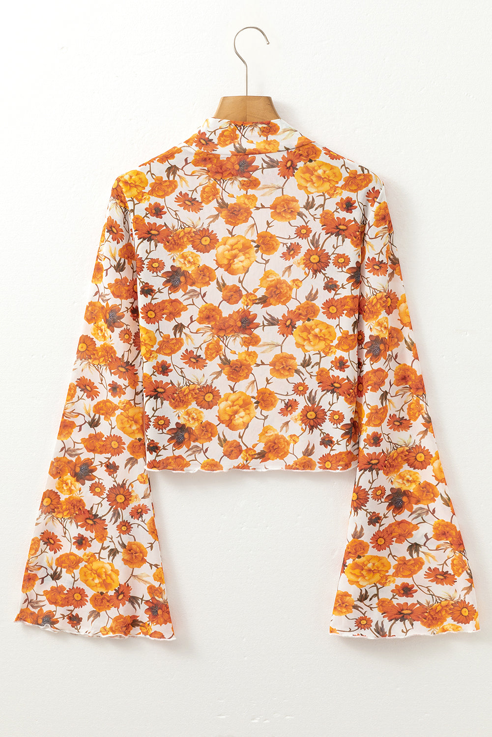 Blusa estampada con cuello alto y mangas acampanadas