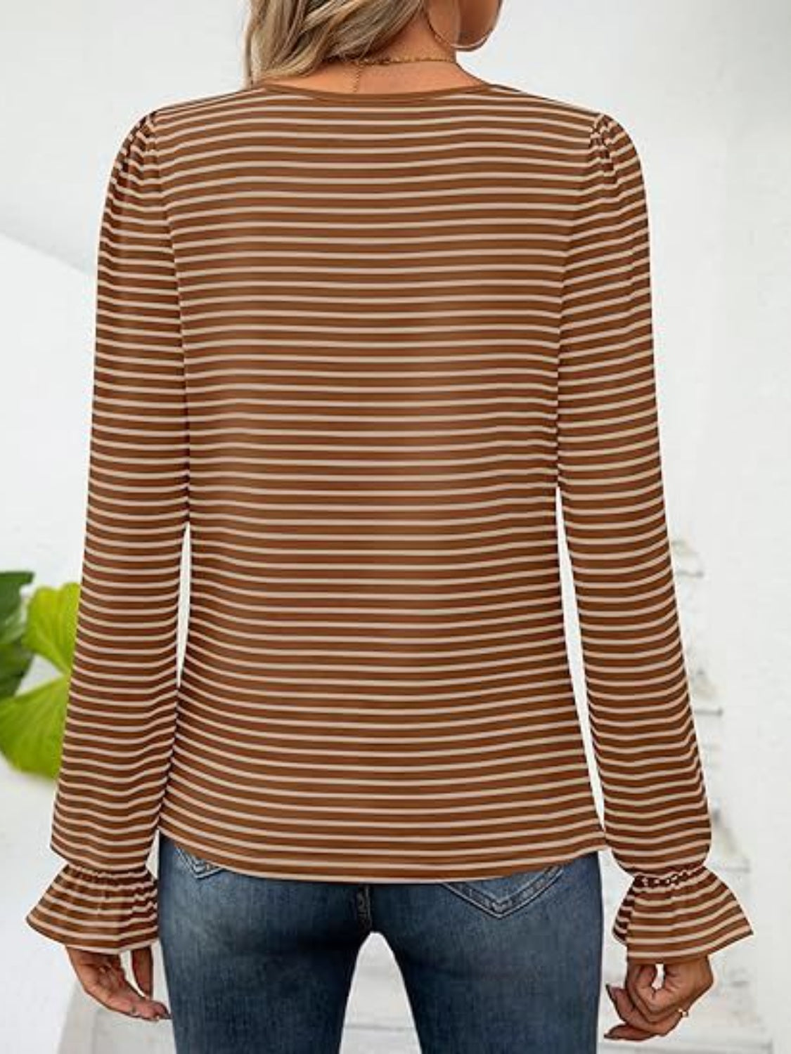 Blusa de rayas con escote cuadrado y mangas con volantes