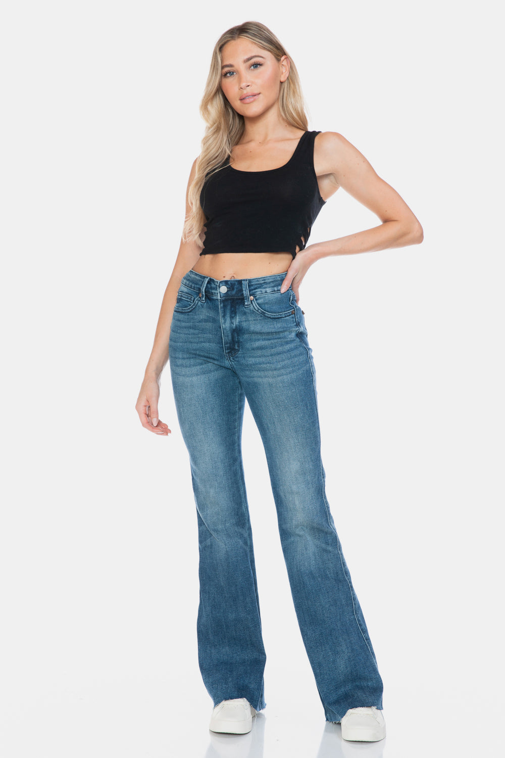 Vaqueros acampanados con corte en el dobladillo y control de abdomen de talla grande de Judy Blue