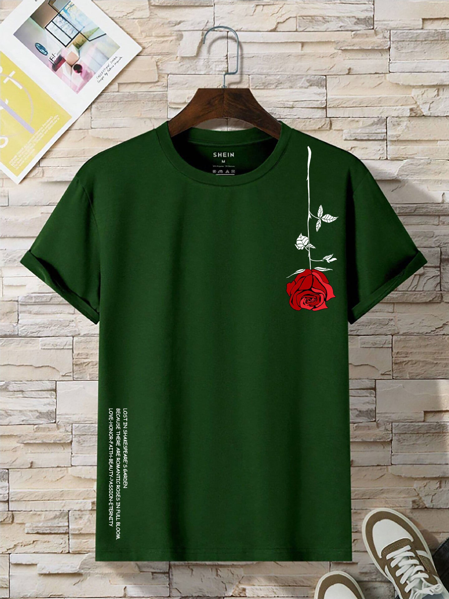 Camiseta retro con cuello redondo, mangas cortas y estampado de rosas invertidas