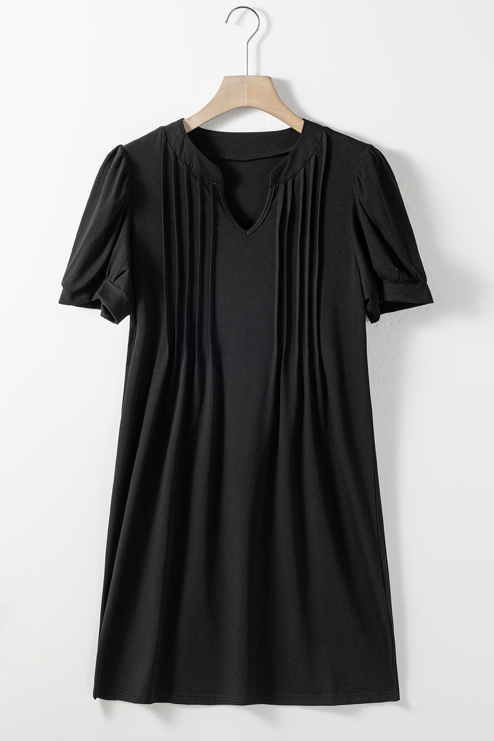 Vestido camisero plisado con mangas abullonadas y cuello con muescas en color negro