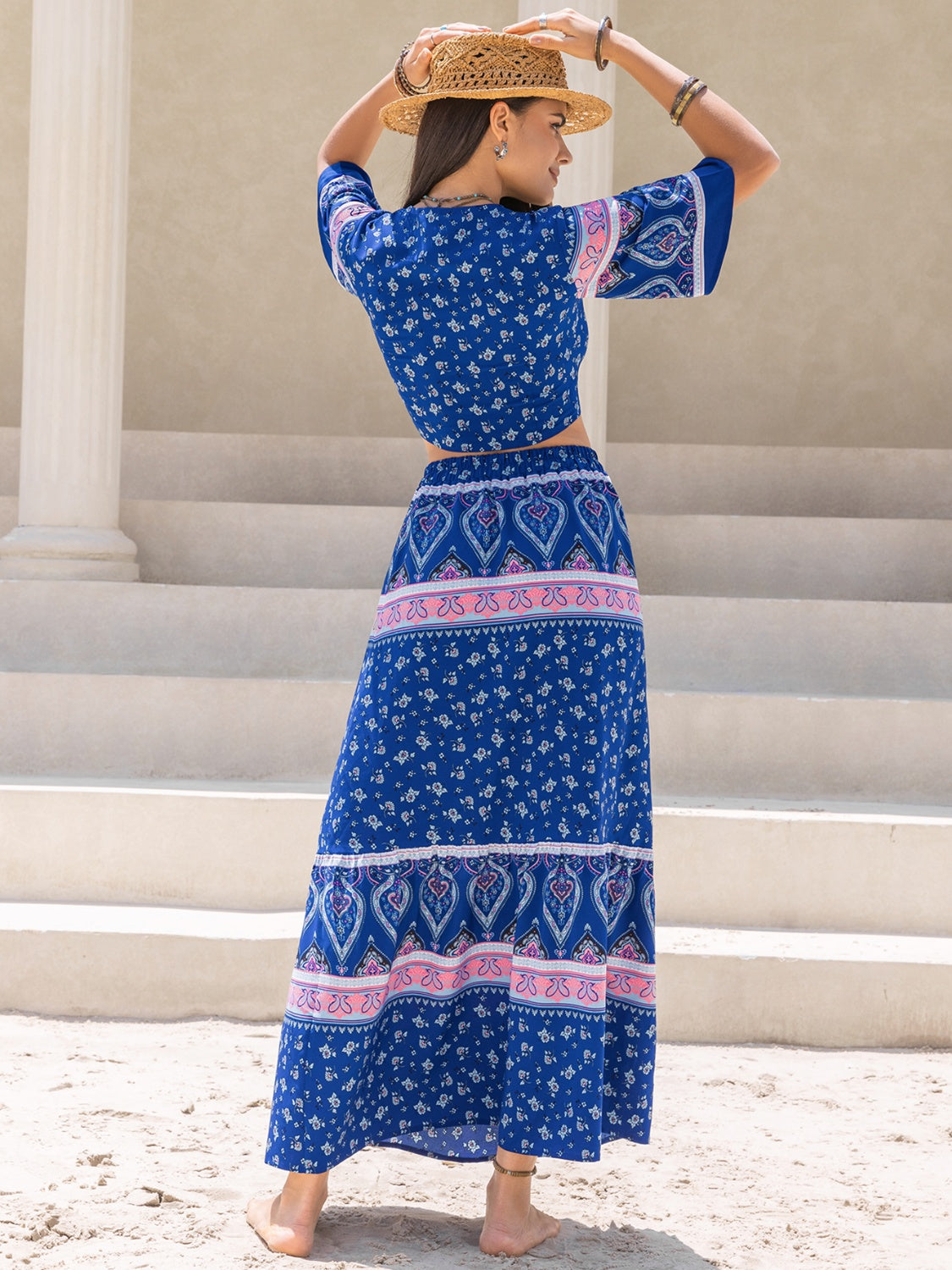 Conjunto de falda y top con mangas onduladas y estampado
