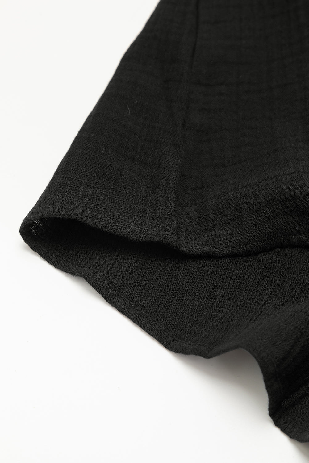 Vestido corto de encaje con escote en V y mangas cortas, color negro