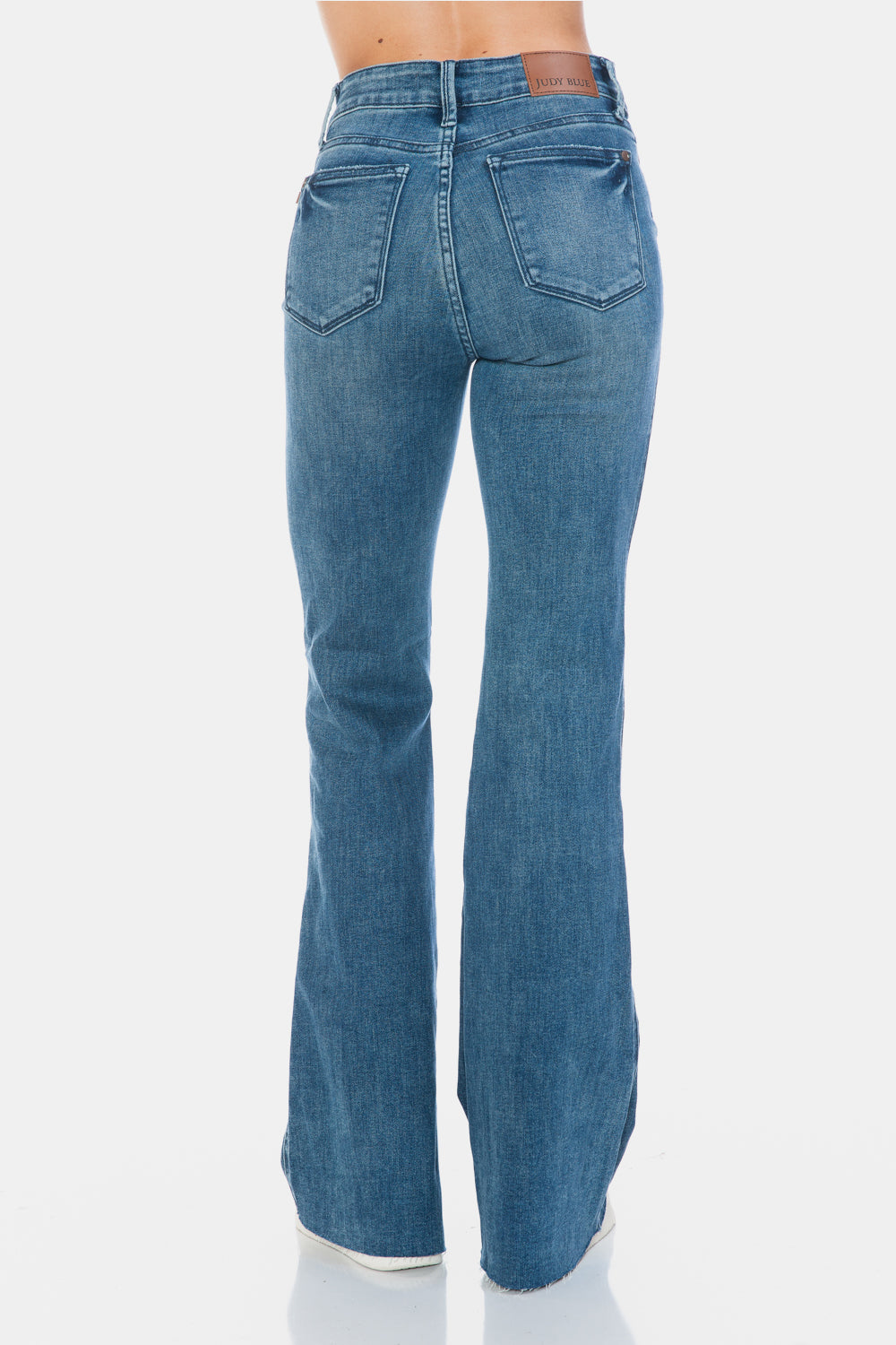 Vaqueros acampanados con corte en el dobladillo y control de abdomen de talla grande de Judy Blue