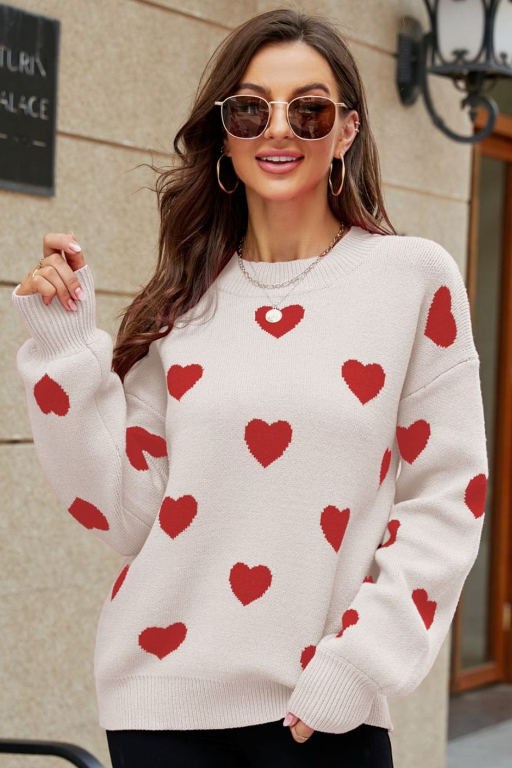 Suéter tipo túnica con cuello redondo y mangas abullonadas con estampado de corazón tejido a la derecha