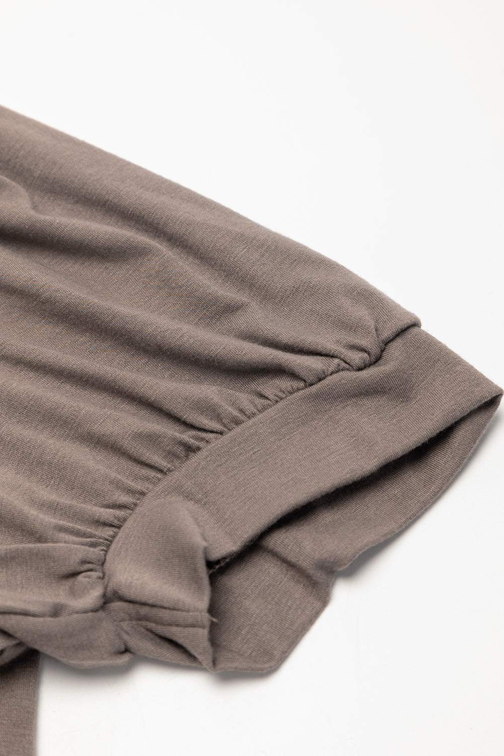 Vestido camisero plisado con mangas abullonadas y cuello con muescas en color negro