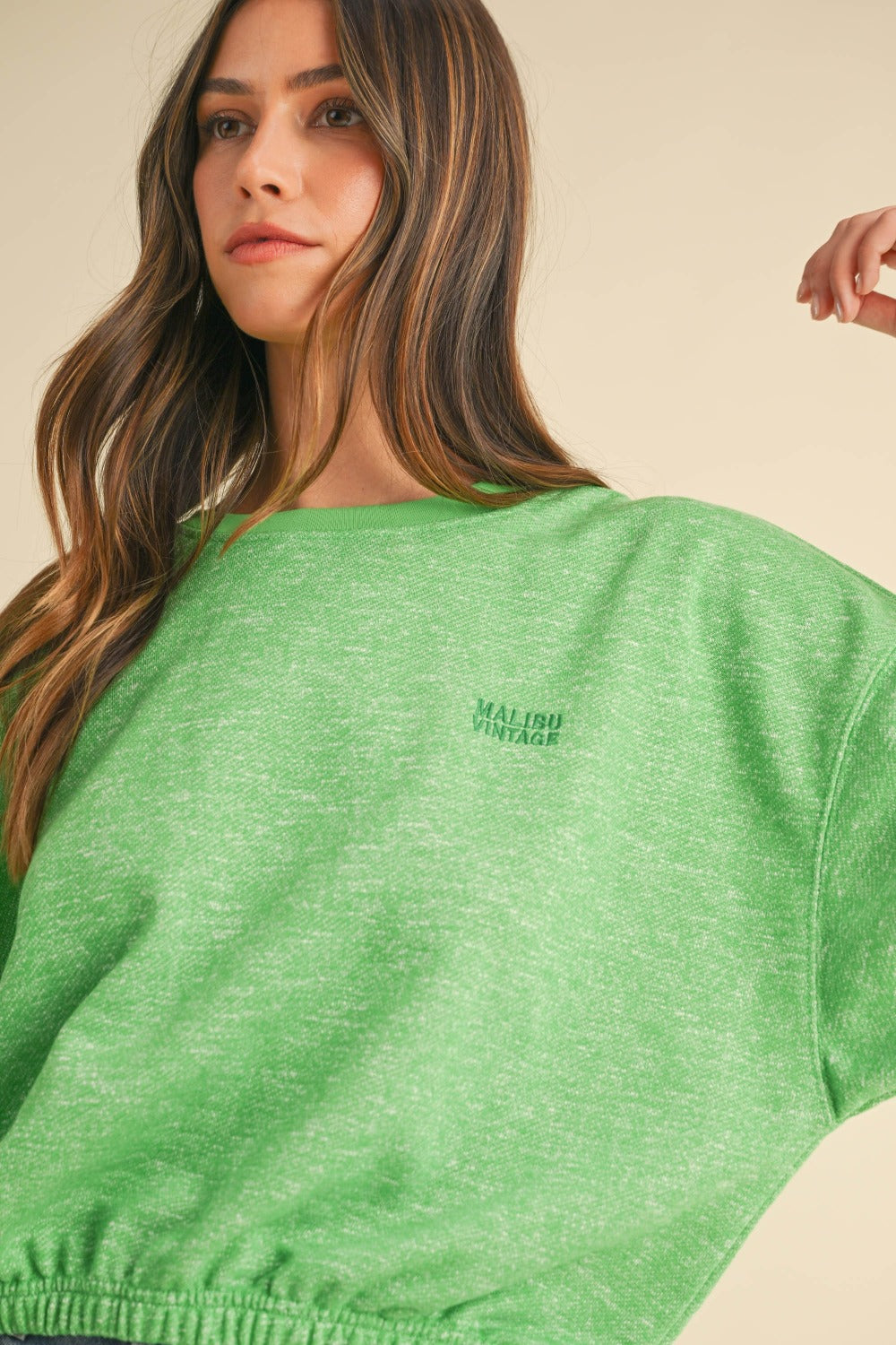 Sudadera corta con cuello redondo y letras bordadas de Mable
