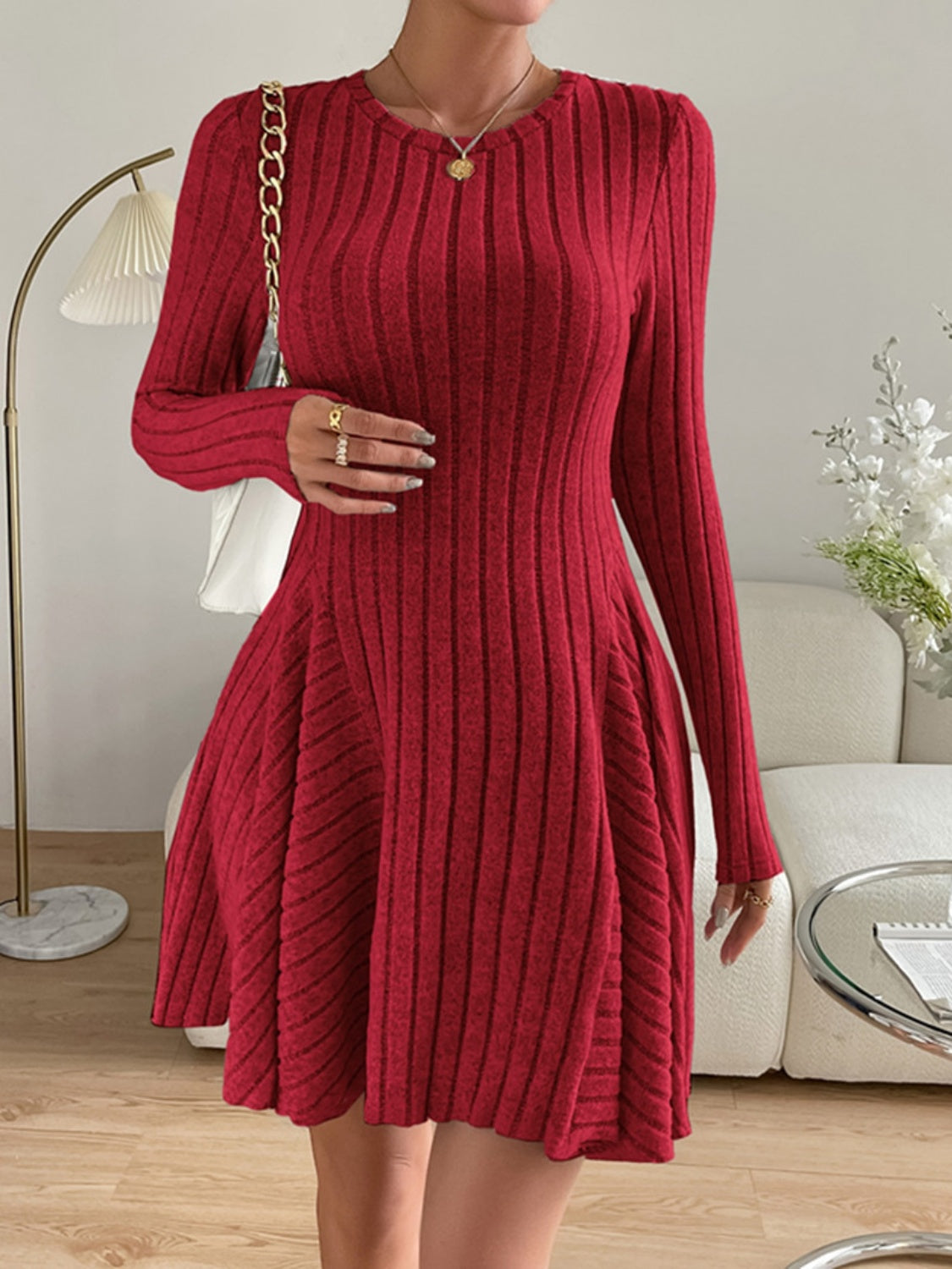 Vestido de manga larga con cuello redondo y canalé