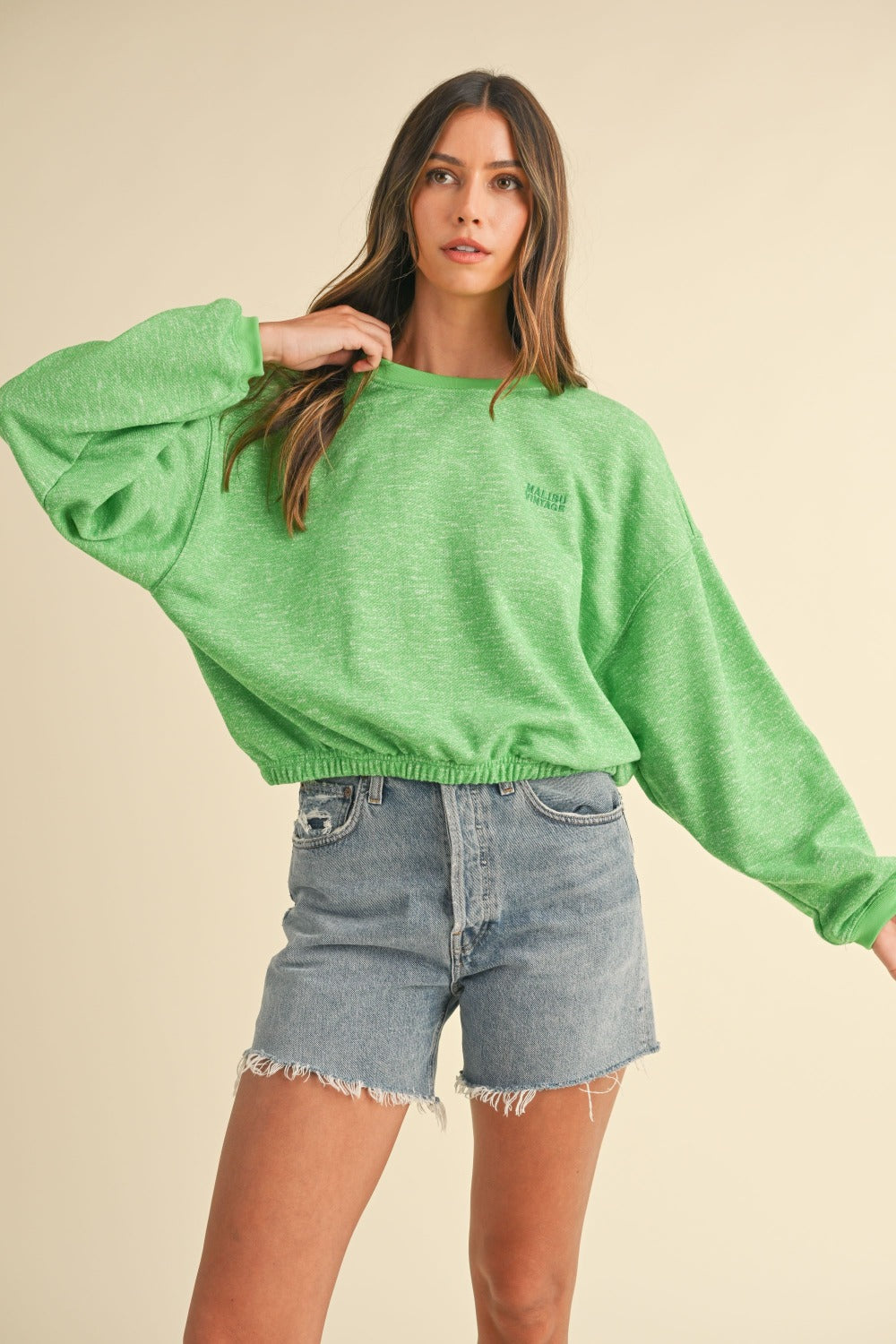 Sudadera corta con cuello redondo y letras bordadas de Mable