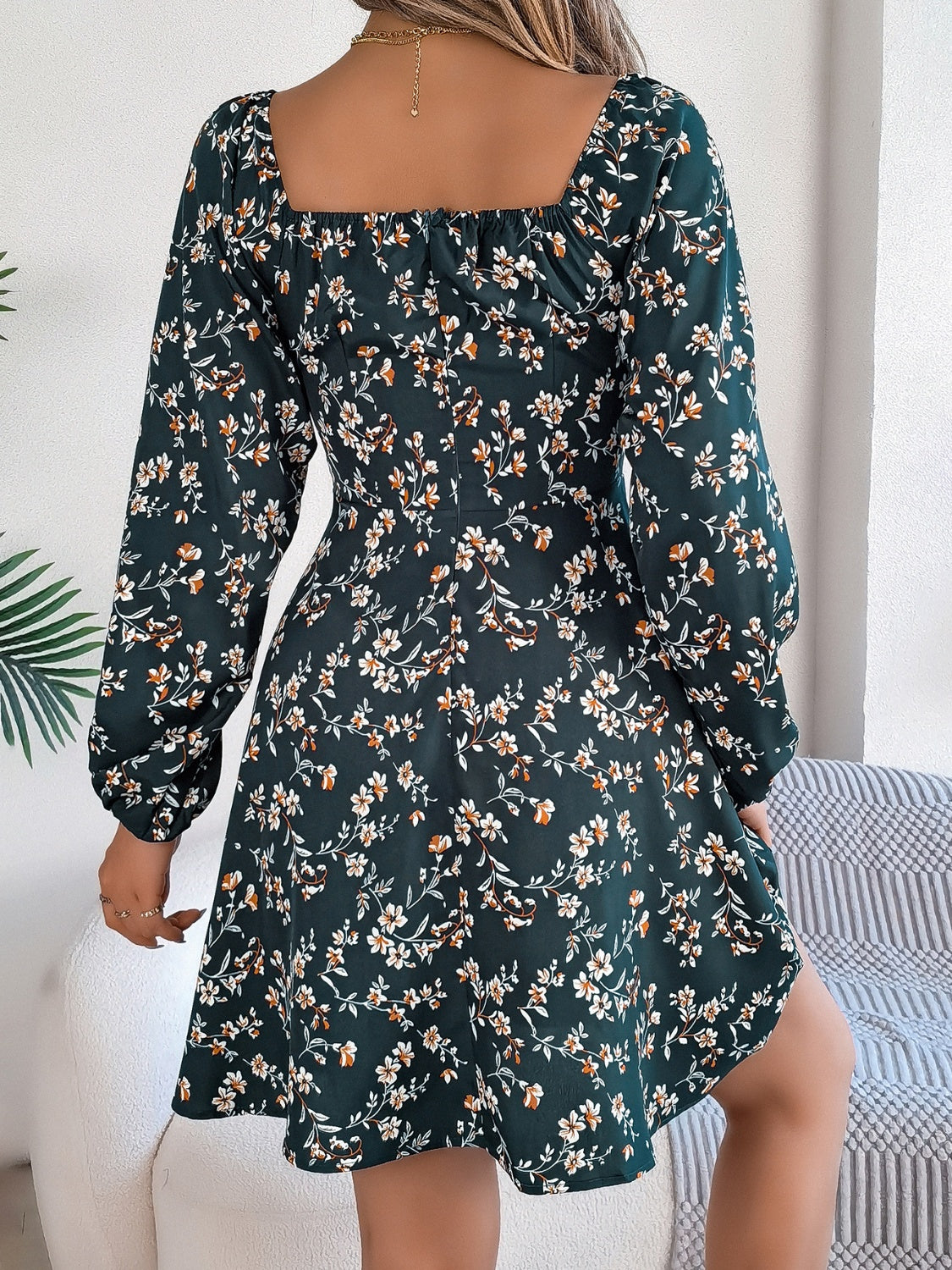 Vestido mini con mangas abullonadas y cuello en forma de corazón estampado