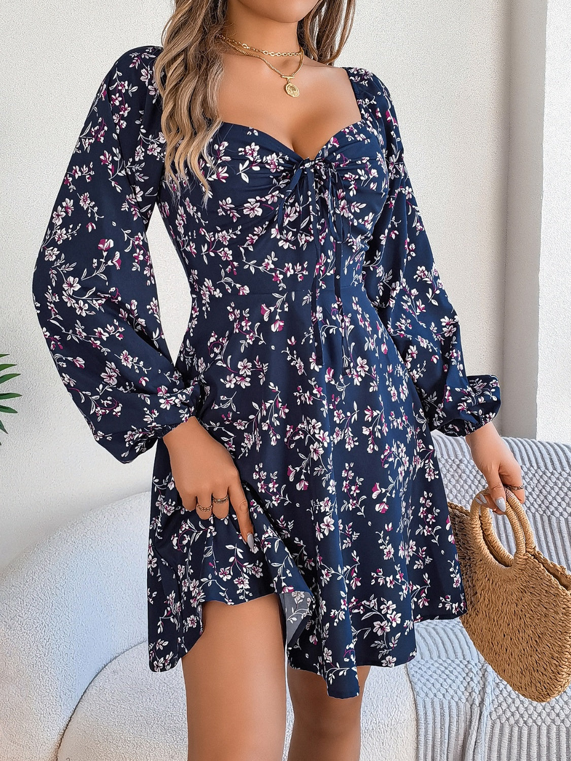 Vestido mini con mangas abullonadas y cuello en forma de corazón estampado