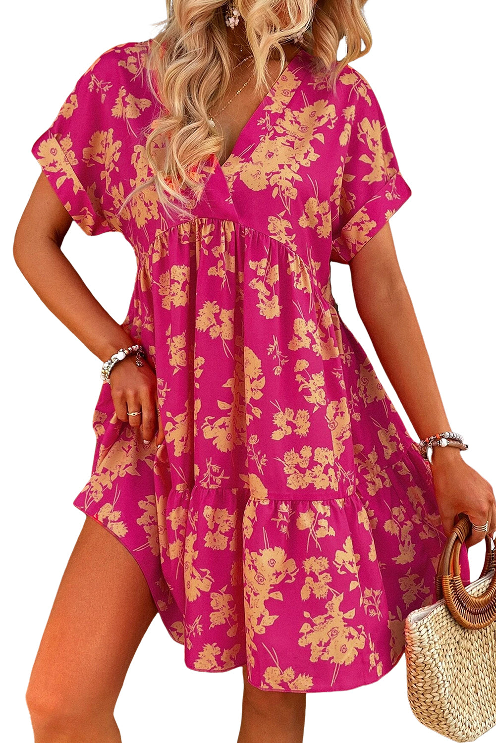 Vestido corto con volantes, escote cruzado y manga corta con estampado floral en rosa