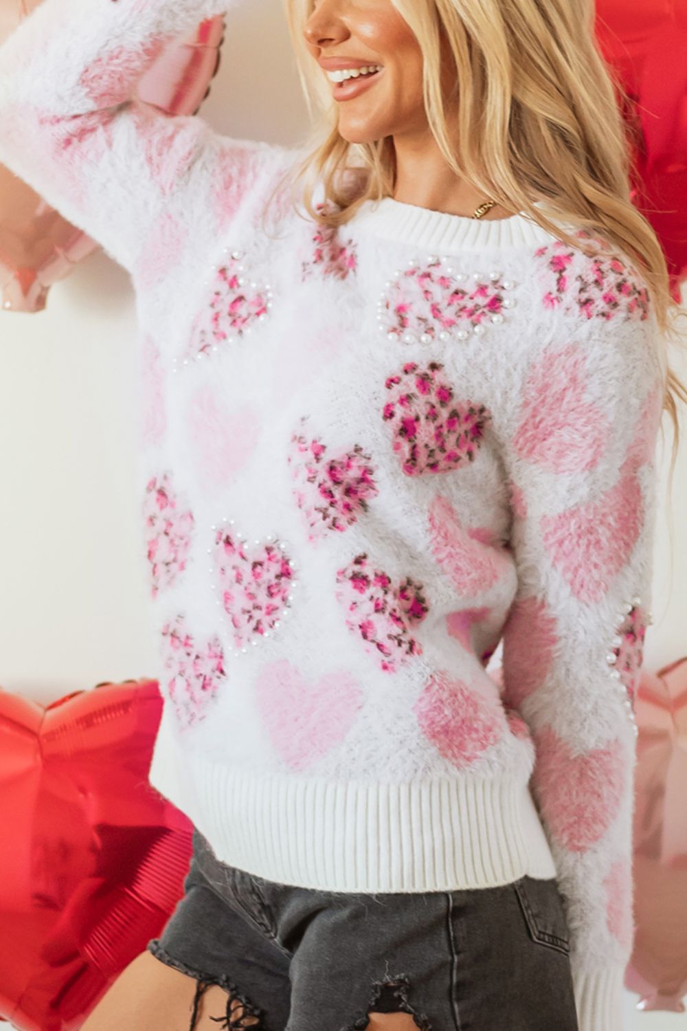 Suéter de cuello redondo con corazón y detalle de perla