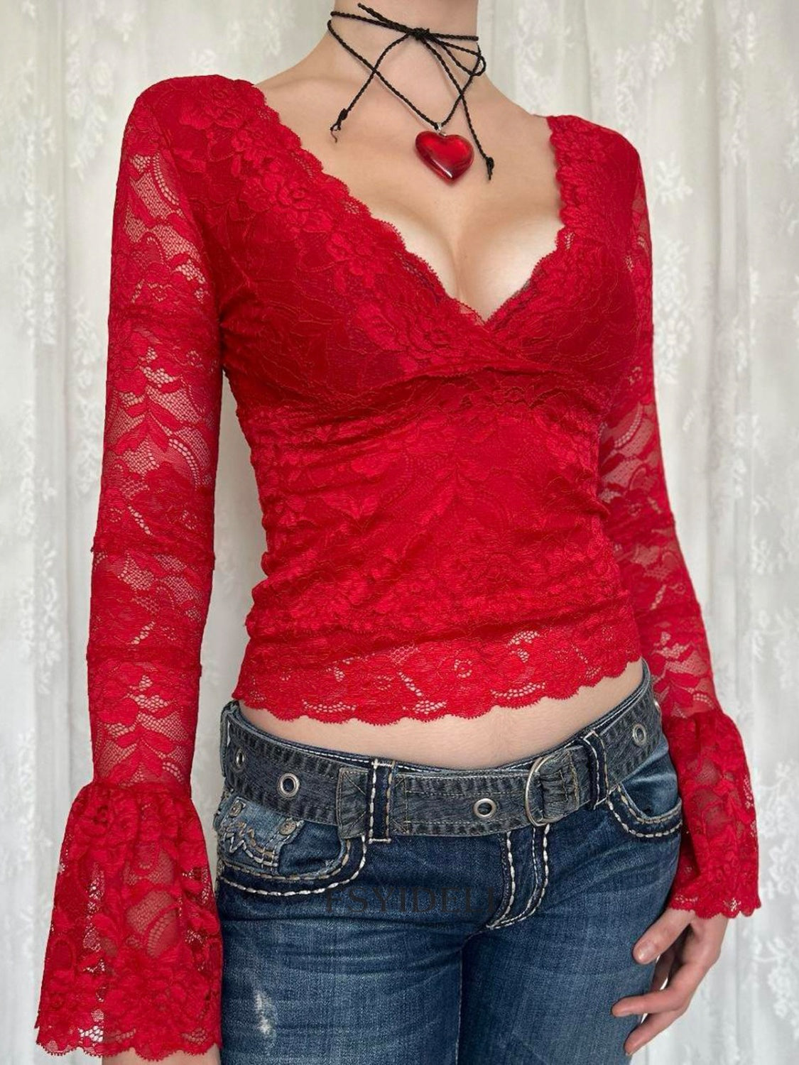Blusa cruzada de encaje de manga larga