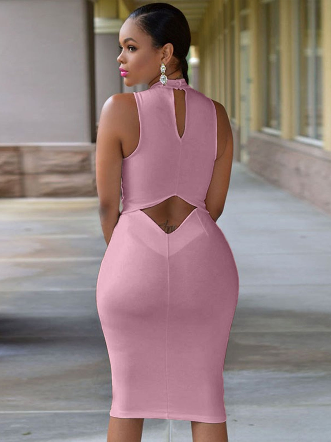 Vestido sin mangas con escote alto y aberturas